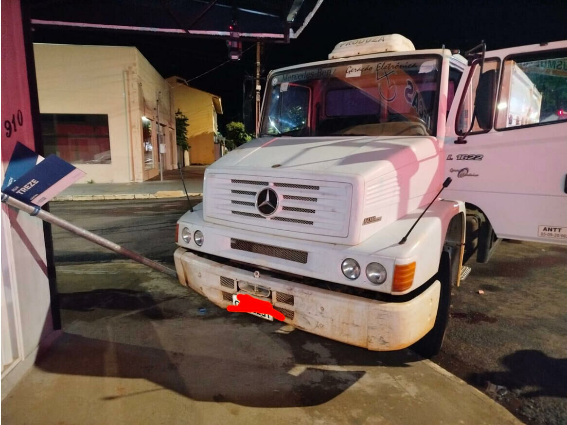 Imagem de compartilhamento para o artigo Caminhoneiro embriagado colide em placa de sinalização em Chapadão do Sul da MS Todo dia